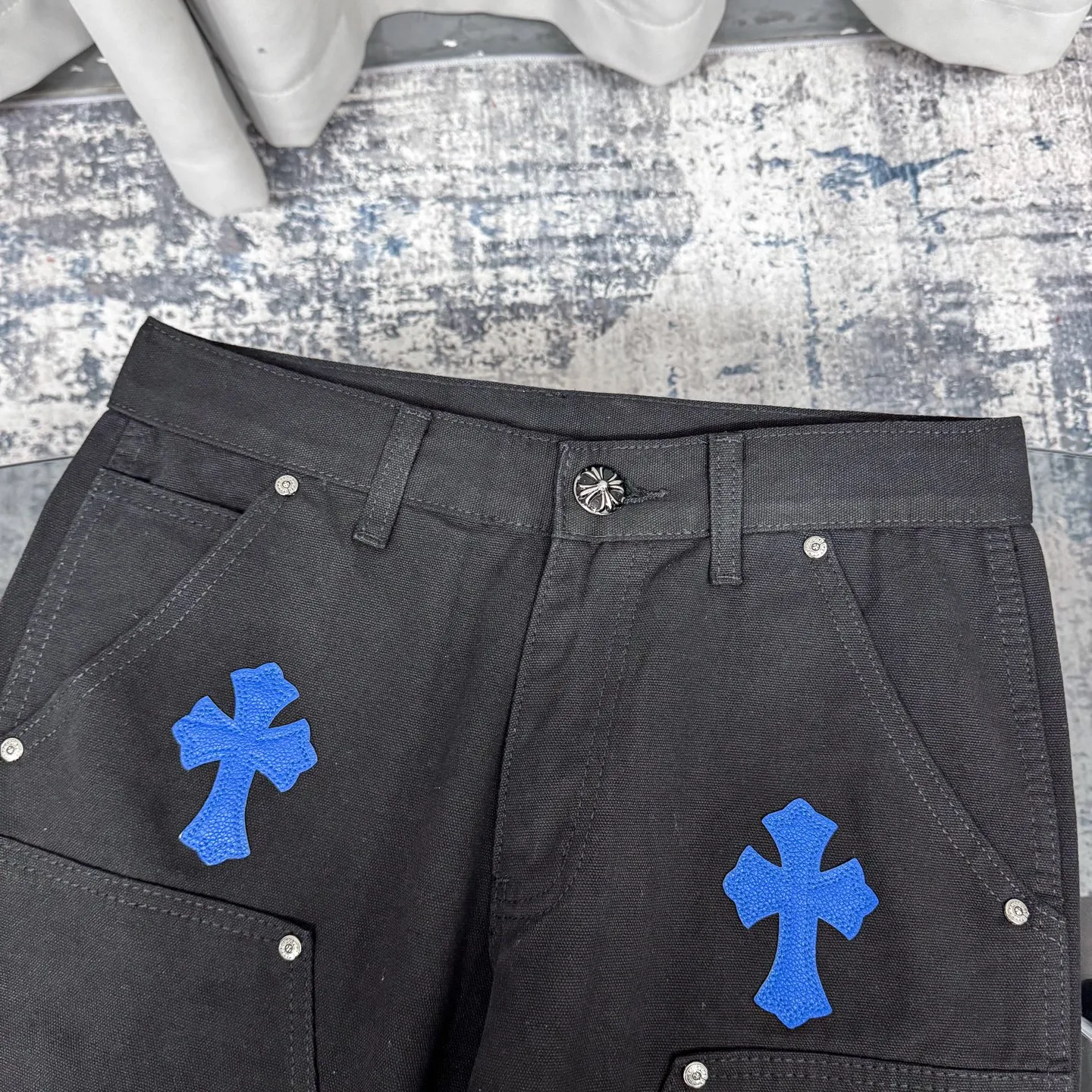 P280 𝐂𝐡𝐫𝐨𝐦𝐞 𝐇𝐞𝐚𝐫𝐭 Kroxin 25SS workwear logging Klein blue leather patchwork limited edition jeans. Kroxin’s pants are particularly outstanding in color design and stand out among similar products. It is made of beaded canvas fabric. After a complicated and delicate washing process, it feels very good when worn on the body and looks high-end and charming. The pants are three-dimensionally cut, with a crisp and stylish shape, smooth lines, and a high level of design. The hardware accessories on the pants are specially customized according to ZP standards. The beaded canvas fabric is originally thick, but after washing it becomes soft and breathable. The small leather label on the pants is specially designed, revealing unique creativity in a simple style. The production process is very exquisite, every stitching is neat and regular, and the details are handled particularly well, showing high quality. Moreover, these pants have a genderless design and can be easily worn by both boys and girls. They are perfectly in line with the current diverse and inclusive fashion trend and look good no matter how you wear them.  Size: S M L XL XXL (28.30.32.34.36) Color: Black